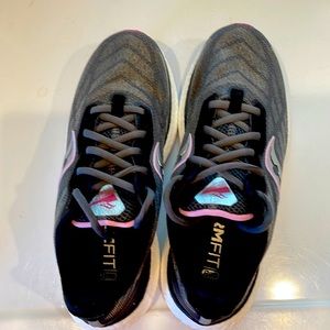 Saucomy Triumph womens athletic shoes. Sz 8.5. Only won twice.